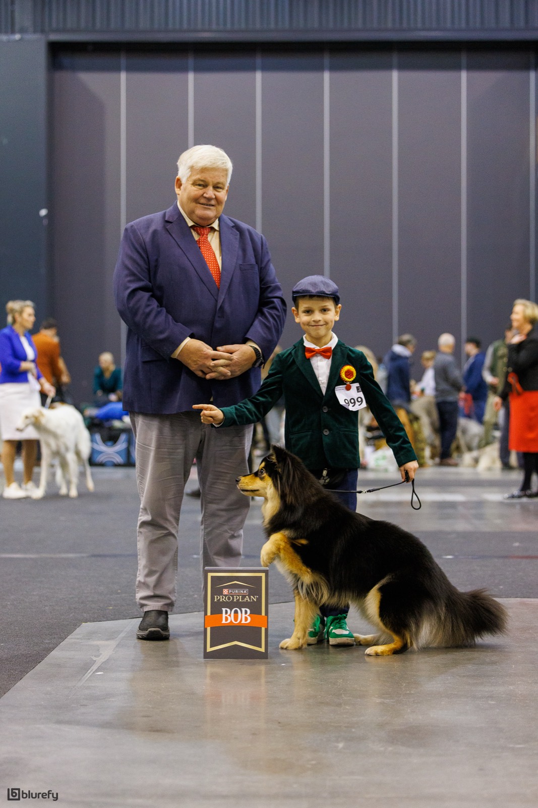 Fiński lapphund z tytułem BOB w towarzystwie sędziego kynologicznego