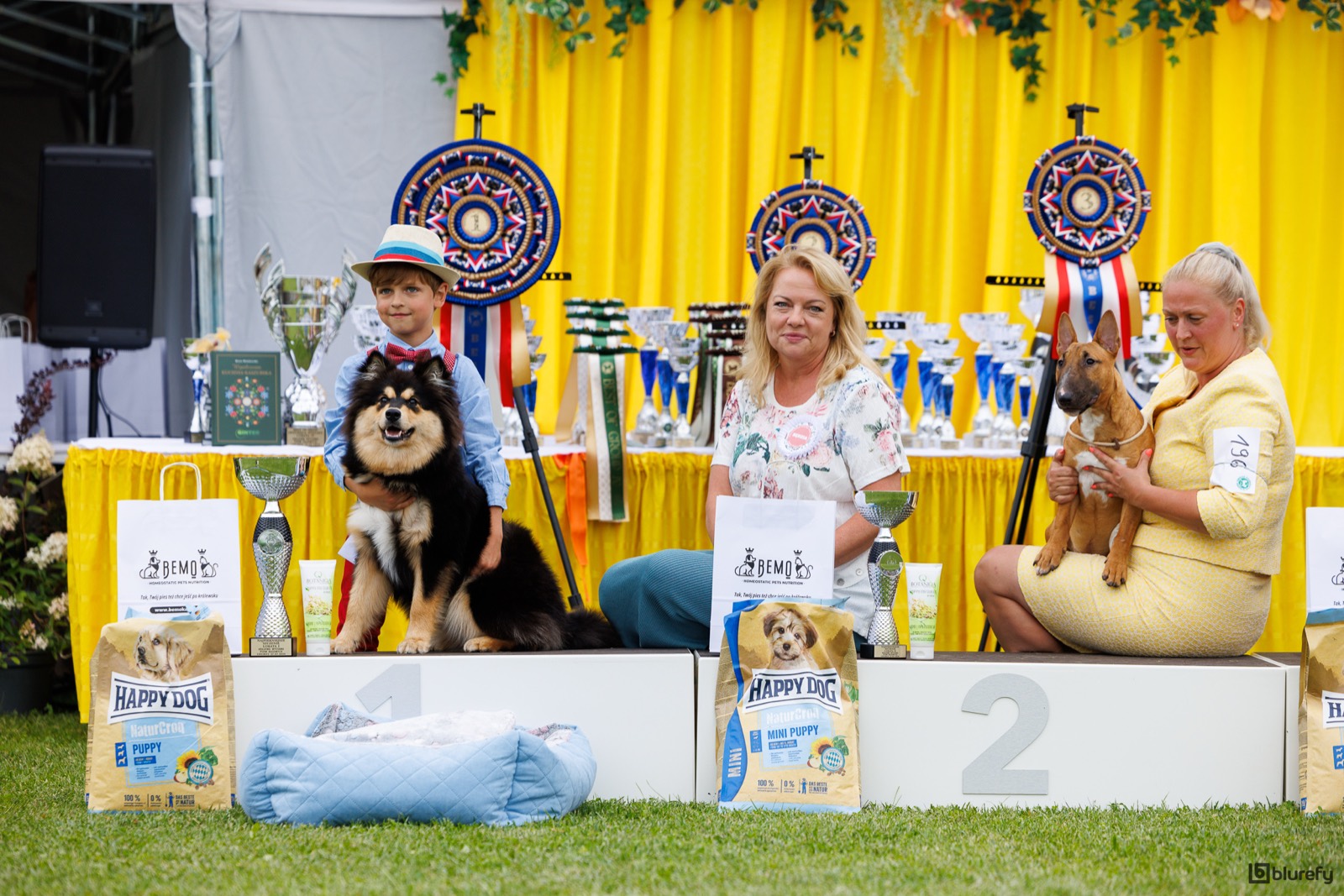 Pepsi na podium wystawy wśród rozet i pucharów